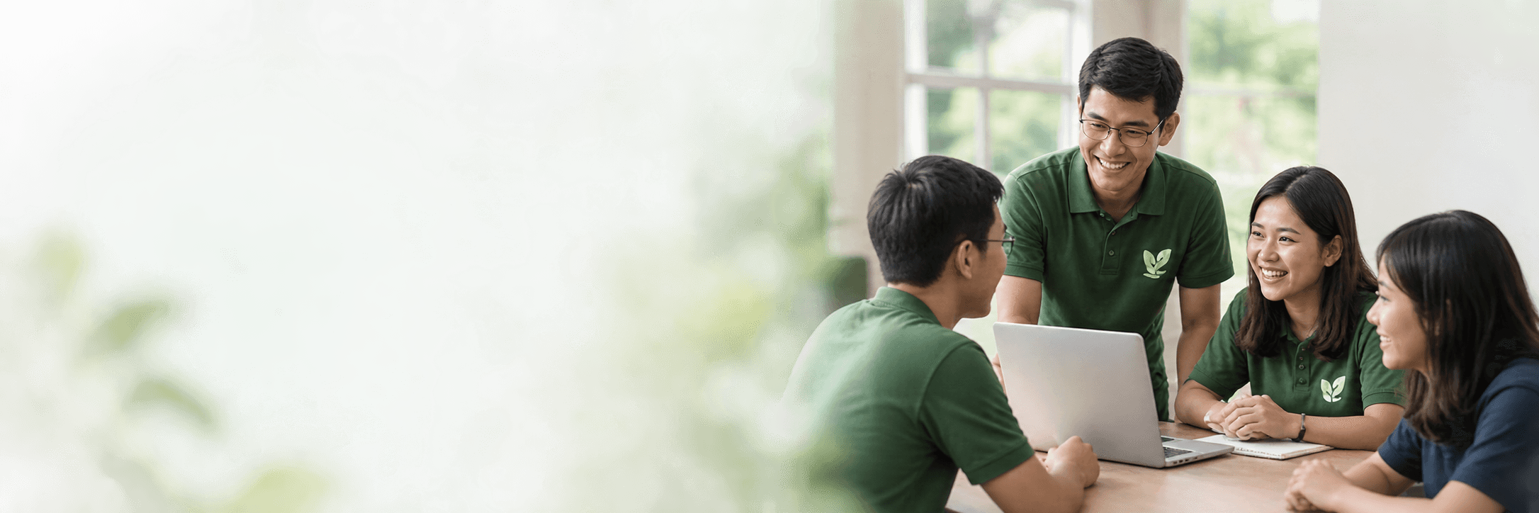 Đội ngũ Quỹ Minh Bạch cùng làm việc quanh máy tính xách tay